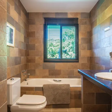 Luxury - Sleeps Up To 8 & Infinity Pool וילה